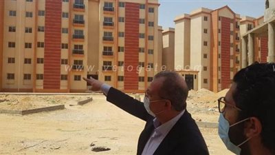 خالد صديق يتابع تنفيذ الموقع العام والطرق بمشروع معا لتطوير العشوائيات | صور
