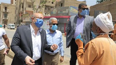 محافظ بني سويف يحث عامل نظافة على الالتزام بالكمامة: 