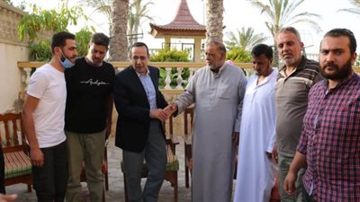 محافظ شمال سيناء يواسى أسرة شهيد الشهامة بالعريش | صور