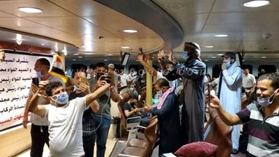 سفاجا تستقبل 372 مصريا عائدا من السعودية على متن عبارة | فيديو وصور