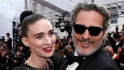 خواكين فينكس ينتظر طفله الأول من خطيبته روني مارا