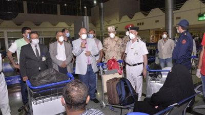 محافظ أسيوط يستقبل 165 مصريا من العالقين بالخارج | صور