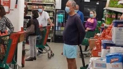 رئيس البرتغال يتسوق بالشورت والكمامة | صور