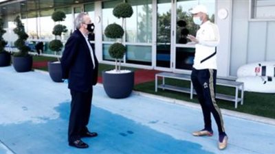 بالكمامة والتباعد الاجتماعي.. بيريز يحضر تدريبات ريال مدريد