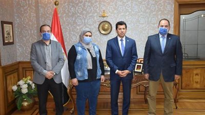 وزير الرياضة يلتقي بطلة رفع الأثقال شيماء خلف بعد سقوط سقف منزلها