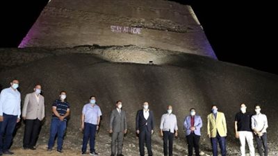 بعد غياب 10 سنوات.. إضاءة هرم ميدوم بشعار 