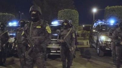 خليك في بيتك.. دوريات الشرطة تجوب شوارع القاهرة والجيزة لتفعيل حظر التجوال