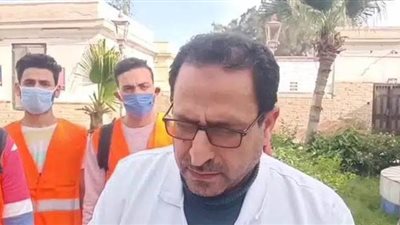 خروج أول مصاب بفيروس كورونا بعد تعافيه بحميات الزقازيق | صور