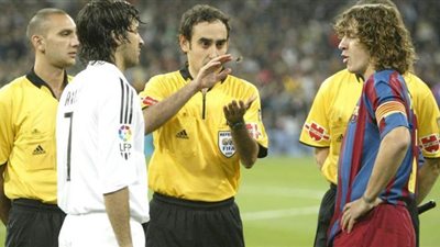 حكم إسباني: 90% من قضاة الملاعب يشجعون ريال مدريد والباقي برشلونة