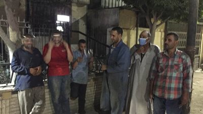 رئيس حي غرب المنصورة يوزع الكمامات والقفازات على عمال النظافة | صور