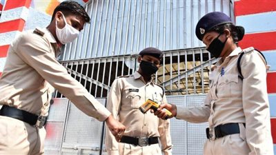 الشرطة الهندية تودع طبيبا مستشفى الأمراض العقلية لانتقاده نقص الكمامات | فيديو