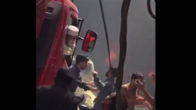 تحطم طائرة على متنها 107 ركاب فوق حي مكتظ بالسكان بباكستان | فيديو