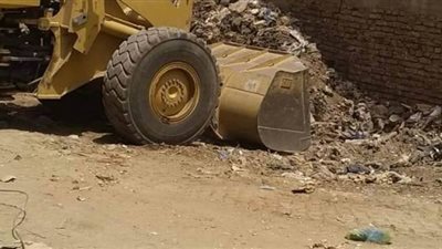 رئيس مدينة نقادة تأمر برفع 12 طن قمامة من قطعة أرض عليها نزاع | صور