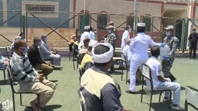 الداخلية تُشارك المواطنين استقبال عيد الفطر بتوزيع الكعك والكراتين| فيديو