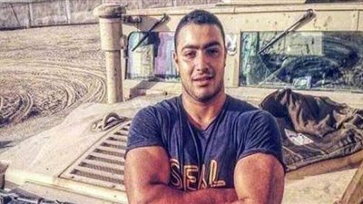 الفنان محمد حمدي يزور قبر الشهيد خالد المغربي 