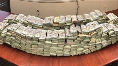 أمريكية تعثر على مليون دولار في إحدي طرقات ولاية فيرجينيا