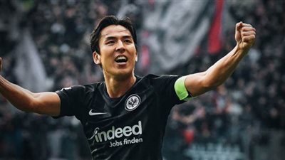 آينتراخت فرانكفورت يجدد عقد نجمه الياباني