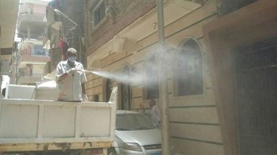 تطهير وتعقيم 6 شوارع وواجهات المحال في نقادة لمواجهة فيروس كورونا | صور