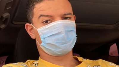 سعد سمير يتحدى كورونا بالكمامة