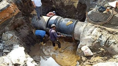محافظ الجيرة يتابع إصلاح الخط المتسبب في انقطاع المياه عن بعض المناطق