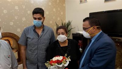 صحة قنا تكرم أسرة الطبيب أشرف عدلي رئيس قسم القلب بالمستشفي العام | صور