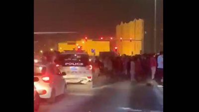 عمال في قطر يتظاهرون احتجاجا على تأخر رواتبهم | فيديو