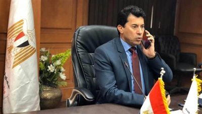 في اتصال هاتفي.. وزير الرياضة يعد بتكريم أحد أبطال مربع البرث وبحث كافة طلباته