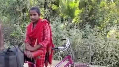 مراهقة هندية تحمل والدها المريض على متن دراجة للسفر بين بلدتين بسبب كورونا | صور