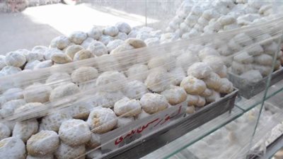 بالكمامة والجوانتي.. محلات الكعك ترفع شعار الوقاية أولا | فيديو