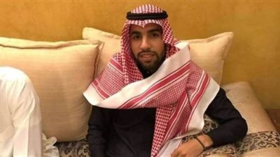مرتديا جلبابا خليجيا.. مؤمن زكريا يهنئ الجماهير بعيد الفطر