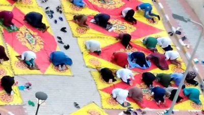 الطاقم الطبي بمستشفى العجمي للحجر الصحي يؤدي صلاة عيد الفطر | صور