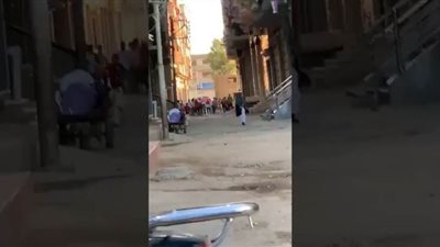 إمام مسجد يهرب من صلاة العيد بعد مداهمة الشرطة للتجمع | فيديو