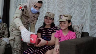 لحظة تقديم هدايا السيسي لأسر الشهداء بمناسبة عيد الفطر المبارك | فيديو