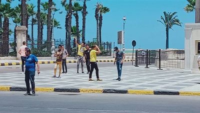 أطفال يحتفلون بعيد الفطر وسط الإسكندرية رغم التحذيرات من كورونا | صور