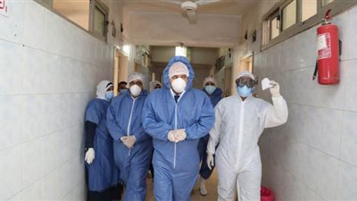 بملابس العزل.. الداودي يقدم التهنئة لمرضى الحميات والمستشفيات بقنا | صور