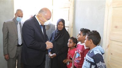 محافظ قنا يزور عائلة عامل نظافة توفي أثناء العمل لتهنئتهم بالعيد | صور