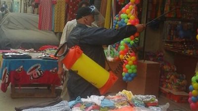 رش وتطهير واجهات المنازل والمحلات في أول أيام عيد الفطر بقنا | صور