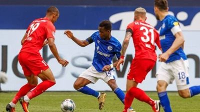 أوجسبورج يكتسح شالكة بثلاثية نظيفة في الدوري الألماني