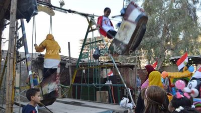 رغم الحظر.. الملاهي الشعبية لعبة أطفال شبرا الخيمة في العيد | صور