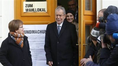 يحدث فى كوكب النمسا.. الشرطة تحرر محضر لرئيس الدولة لخرقه مواعيد حظر التجول