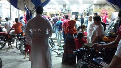 رغم الحظر.. محال الكشري تفتح أبوابها أمام المواطنين في العيد بشبرا الخيمة | صور