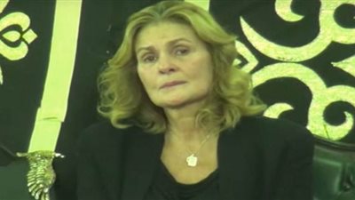 يسرا تدخل في نوبة بكاء على الهواء