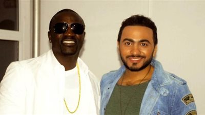 تامر حسني يوضح كيف أقنع Akon بالغناء بالعربية | فيديو