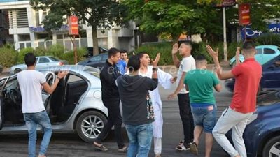 بعد منع إقامة صلاة العيد بسبب كورونا.. الشباب والأطفال يحتفلون في الشوارع | صور