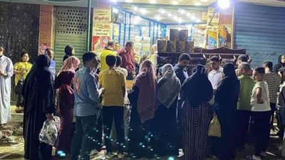 مخالفات المصريين لحظر التجوال في الليلة الأولى للعيد.. تجمعات أمام محال التسالي والفواكه والحلويات في المرج.. تحايل أصحاب محلات الملابس بالتظاهر بالغلق.. وضبط 5871 مخالفًا