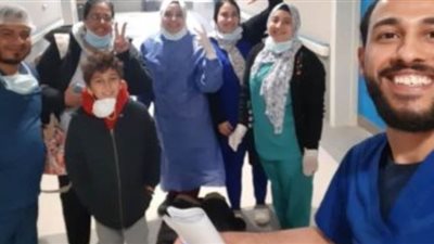 عاملو مستشفى أبوخليفة فى الإسماعيلية يحتفلون بالعيد | فيديو