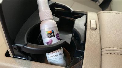 خبراء يحذرون من ترك المعقمات في السيارات