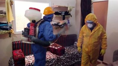 تطهير وتعقيم منزل سيدة مشتبه بإصابتها بفيروس كورونا في العريش | صور