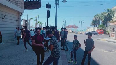 تجمعات للصبية والشباب في ثاني أيام عيد الفطر بميادين الإسكندرية | صور