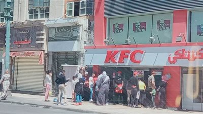 إقبال الأطفال على محلات الكشرى والوجبات السريعة في الإسكندرية